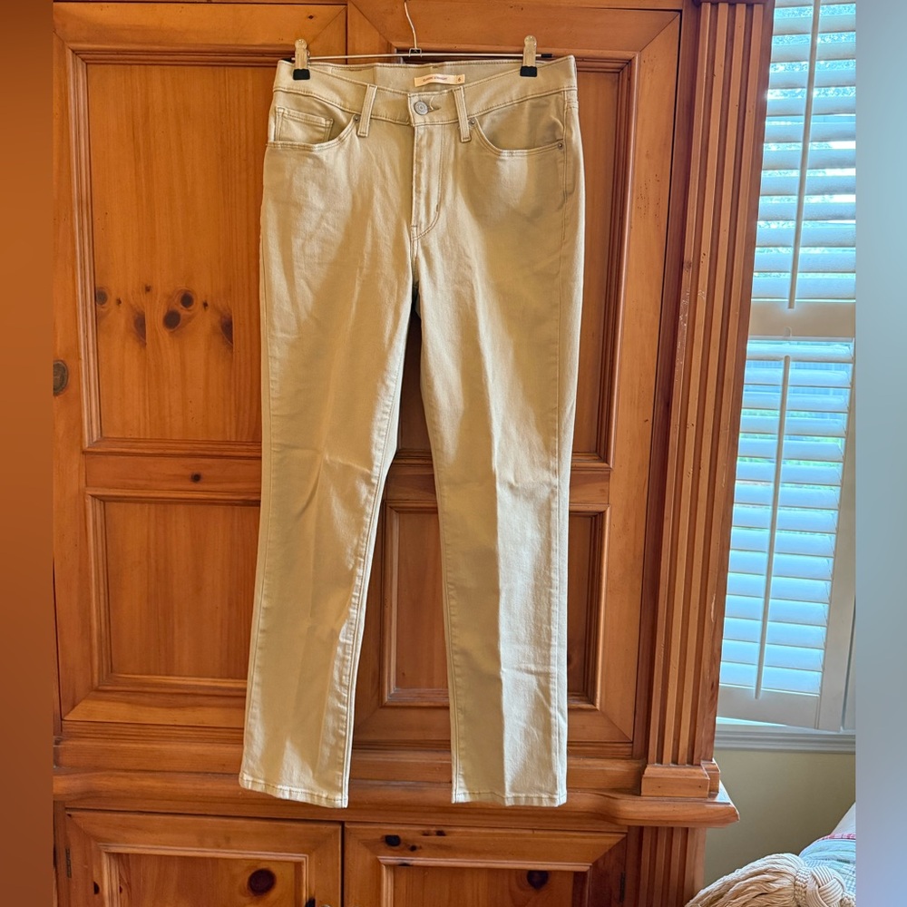 NWOT Levi’s Straight leg jeans, color Sand, size 6